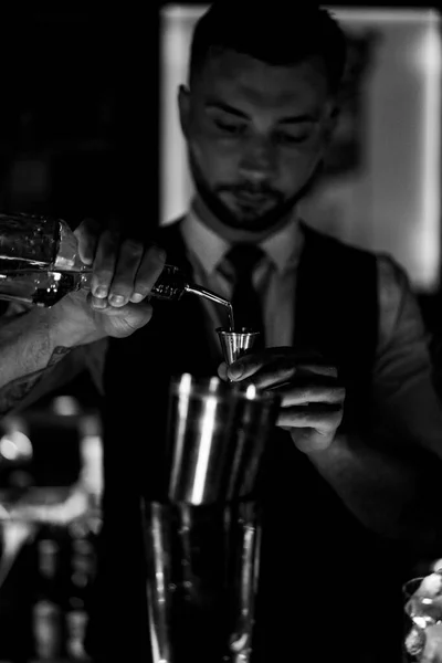 Jovem Carismático Emocional Barman Masculino Trabalho Bar — Fotografia de Stock