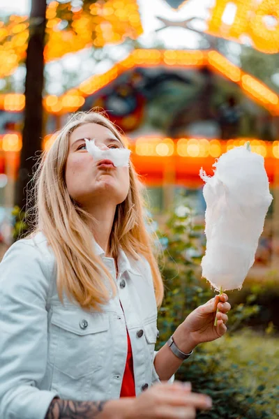 Bella Giovane Donna Abito Rosso Giacca Denim Bianco Parco Divertimenti — Foto Stock