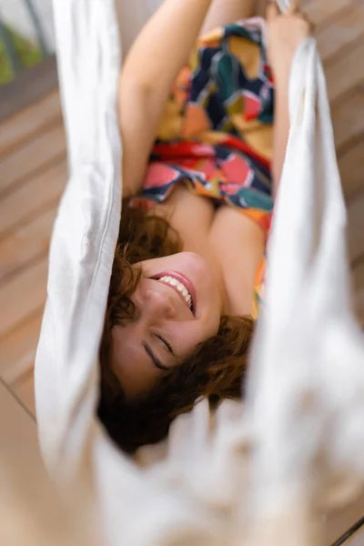 Jonge Vrouw Met Krullend Haar Ligt Een Hangmat — Stockfoto