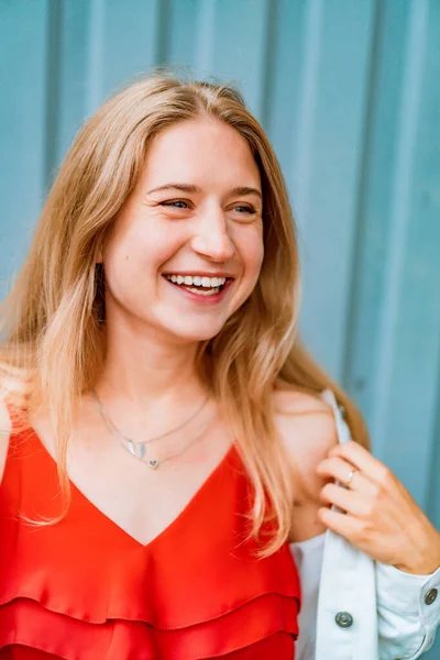 Hermosa Joven Rubia Con Ojos Azules Vestido Rojo Sonrisa Feliz — Foto de Stock