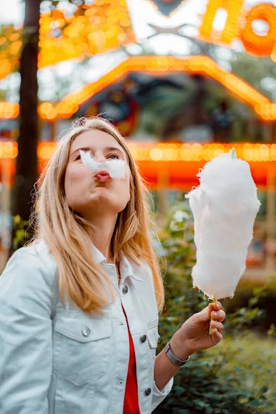 Mooie Jonge Vrouw Rode Jurk Witte Denim Jas Een Pretpark — Stockfoto