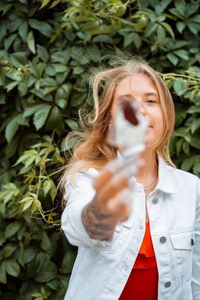 Mooie Jonge Vrouw Een Rode Jurk Een Witte Spijkerjas Die — Stockfoto