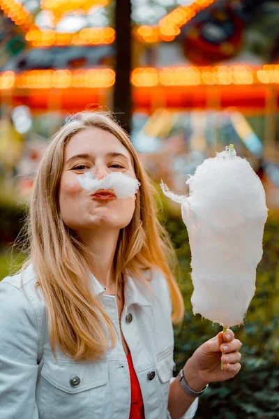 Bella Giovane Donna Abito Rosso Giacca Denim Bianco Parco Divertimenti — Foto Stock