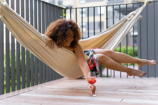 Mujer Joven Con Pelo Rizado Está Mintiendo Una Hamaca — Foto de Stock