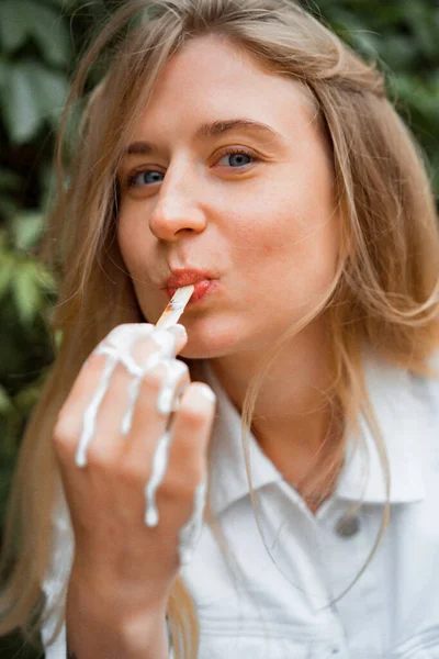 Bella Giovane Donna Abito Rosso Una Giacca Denim Bianco Mangiare — Foto Stock