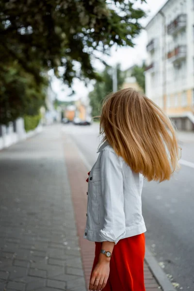 Beautiful Young Woman Red Dress White Denim Jacket Walks City — Stock Photo, Image