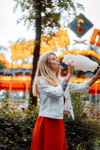 Beautiful Young Woman Red Dress White Denim Jacket Amusement Park — Stock Photo, Image