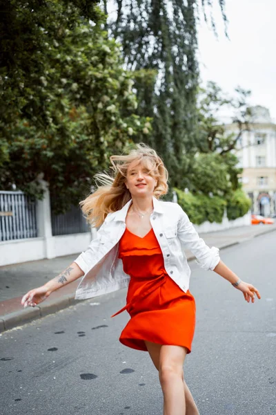 Die Schöne Junge Frau Rotem Kleid Und Weißer Jeansjacke Geht — Stockfoto