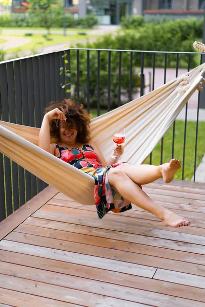 Jeune Femme Avec Les Cheveux Bouclés Est Couché Dans Hamac — Photo