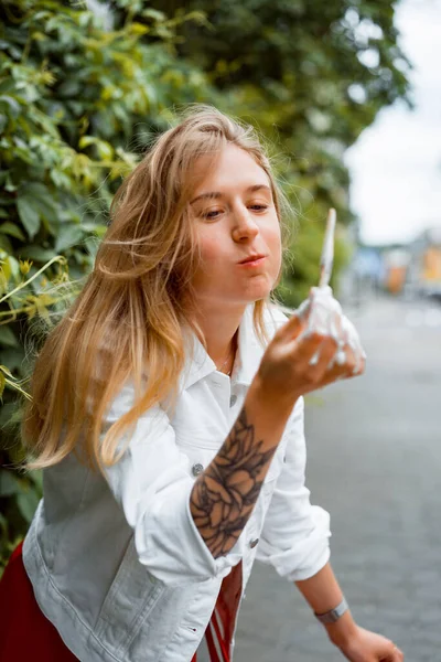 Bella Giovane Donna Abito Rosso Una Giacca Denim Bianco Mangiare — Foto Stock