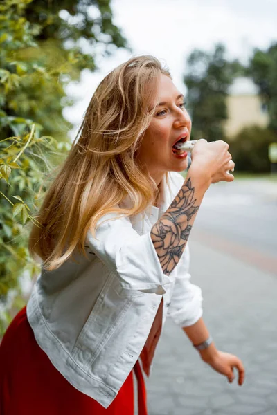 Beautiful Young Woman Red Dress White Denim Jacket Eating Popsicle — Stock Photo, Image