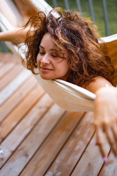 Junge Frau Mit Lockigem Haar Liegt Einer Hängematte — Stockfoto