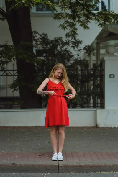 Vacker Ung Kvinna Röd Klänning Och Vit Denim Jacka Promenader — Stockfoto