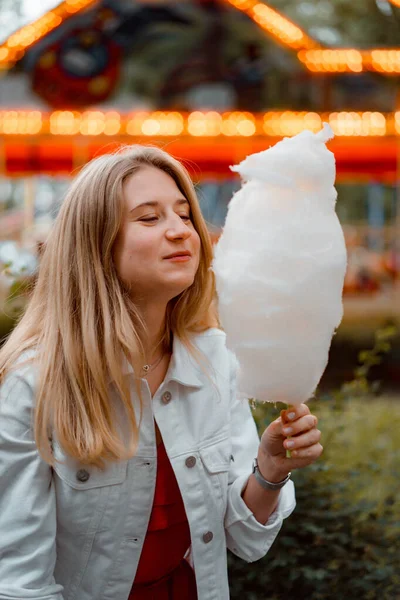 Bella Giovane Donna Abito Rosso Giacca Denim Bianco Parco Divertimenti — Foto Stock