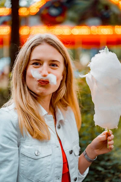 Kırmızı Elbiseli Beyaz Kot Ceketli Güzel Bir Kadın Bir Eğlence — Stok fotoğraf