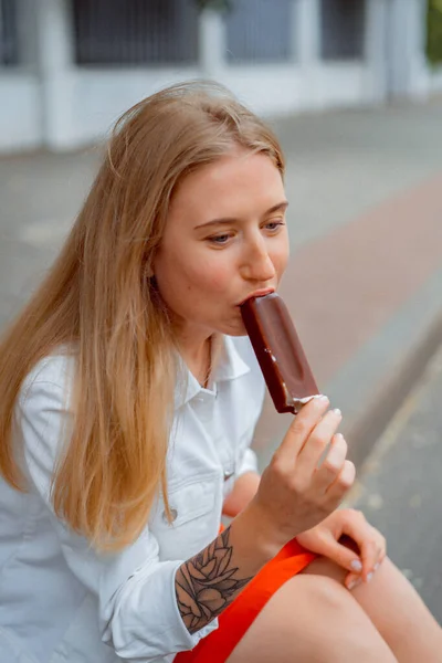 Beautiful Young Woman Red Dress White Denim Jacket Eating Popsicle — Stock Photo, Image