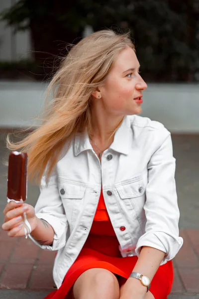 Beautiful Young Woman Red Dress White Denim Jacket Eating Popsicle — Stock Photo, Image