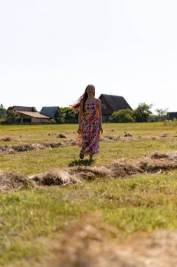 Köydeki genç ve güzel kadın keçileri okşuyor..