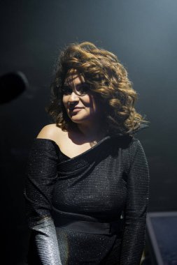 Sahne ışıkları altında genç ve güzel bir aktris..