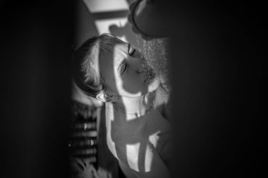 Yaz yağmurunda bir köyde genç ve güzel bir kadın. Kırsal tarz konsept, dışarıda zaman geçirmek. Açık hava duşu.