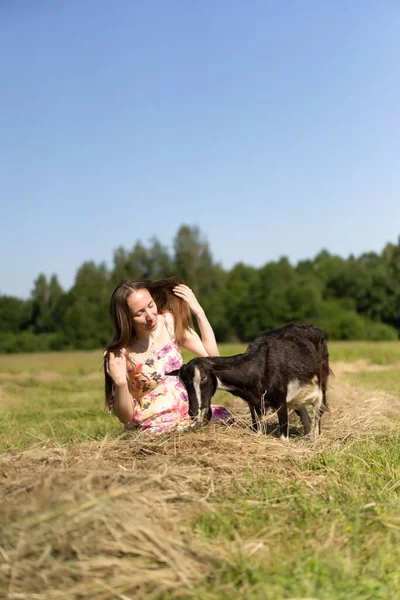 Young Beautiful Woman Village Stroking Goats — Stock Photo, Image