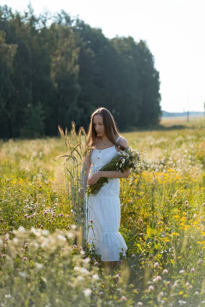 Young Beautiful Woman Long Hair White Dress Hat Yellow Field — Stock Photo, Image