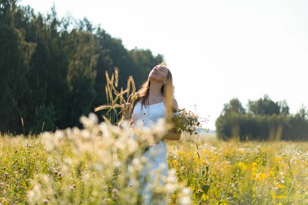 Young Beautiful Woman Long Hair White Dress Hat Yellow Field — Stock Photo, Image