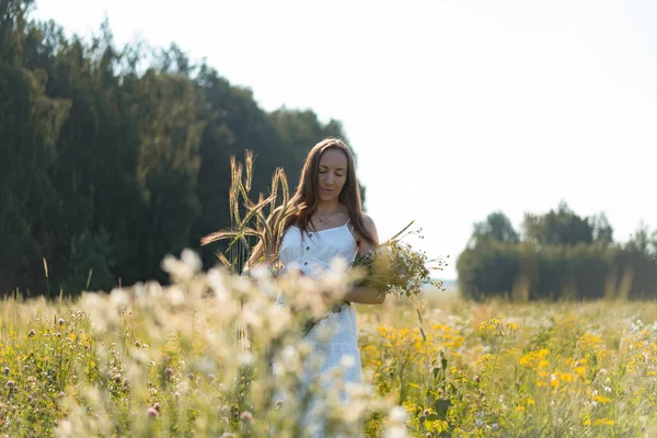 Young Beautiful Woman Long Hair White Dress Hat Yellow Field — Stock Photo, Image