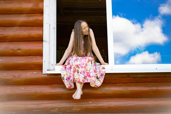 Joven Mujer Hermosa Con Pelo Largo Vestido Color Brillante Sienta —  Fotos de Stock