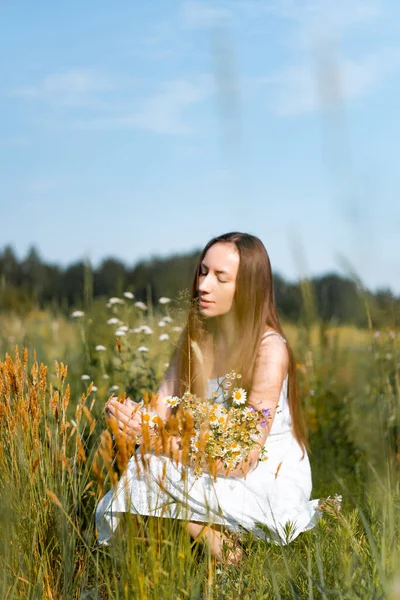 Joven Hermosa Mujer Con Pelo Largo Vestido Blanco Sombrero Entre —  Fotos de Stock