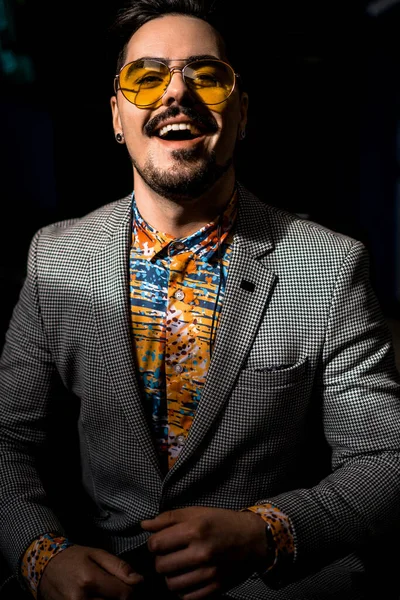 Joven Hombre Guapo Con Gafas Amarillas Una Camisa Brillante Primer — Foto de Stock