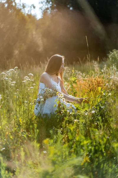 Joven Hermosa Mujer Con Pelo Largo Vestido Blanco Sombrero Entre — Foto de Stock