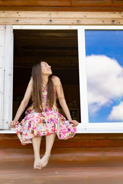 Bella Donna Giovane Con Capelli Lunghi Sundress Colori Lucente Siede — Foto Stock