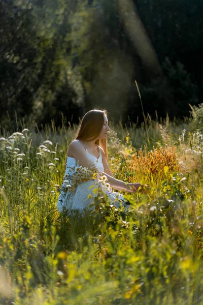 年轻美丽的女人 身穿白衣 头戴白帽 站在黄色的黑麦地里 — 图库照片