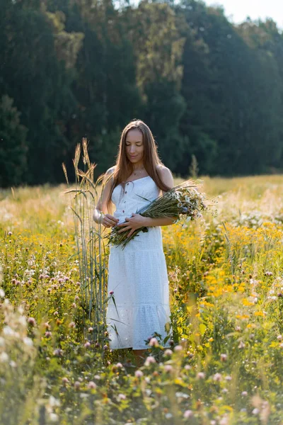 Young Beautiful Woman Long Hair White Dress Hat Yellow Field — Stock Photo, Image