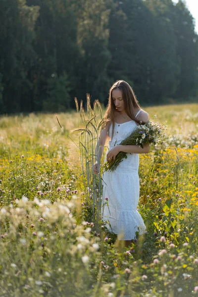 Joven Hermosa Mujer Con Pelo Largo Vestido Blanco Sombrero Entre —  Fotos de Stock