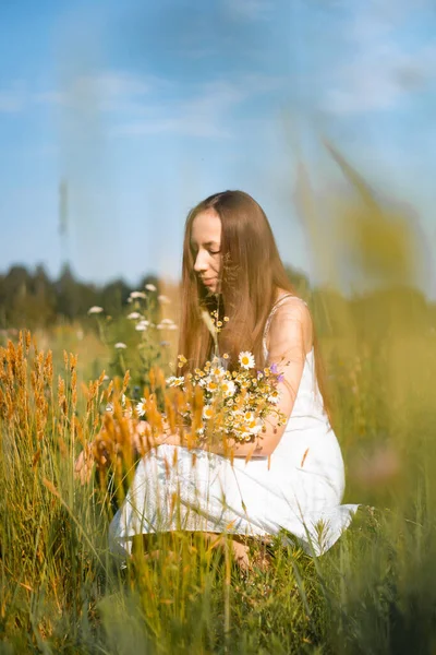 Молодая Красивая Женщина Длинными Волосами Белом Платье Шляпе Среди Желтого — стоковое фото