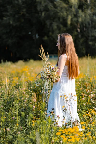 Joven Hermosa Mujer Con Pelo Largo Vestido Blanco Sombrero Entre —  Fotos de Stock