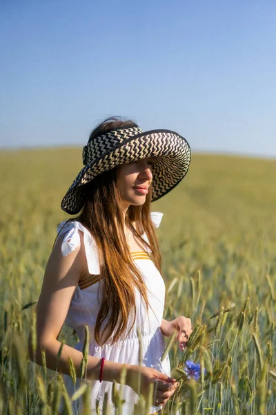 Jovem Mulher Bonita Com Cabelos Longos Vestido Branco Chapéu Entre — Fotografia de Stock