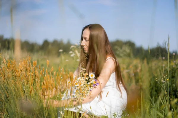 Joven Hermosa Mujer Con Pelo Largo Vestido Blanco Sombrero Entre — Foto de Stock