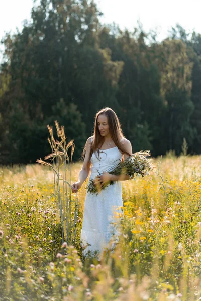 Joven Hermosa Mujer Con Pelo Largo Vestido Blanco Sombrero Entre —  Fotos de Stock