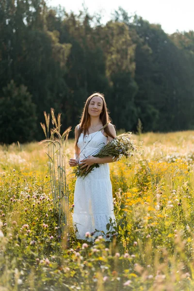 Young Beautiful Woman Long Hair White Dress Hat Yellow Field — Stock Photo, Image