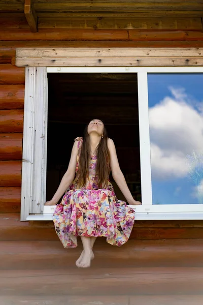 Bella Donna Giovane Con Capelli Lunghi Sundress Colori Lucente Siede — Foto Stock