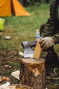 Balta ile odun kesme. Kamp gezisindeki hayat kavramı.