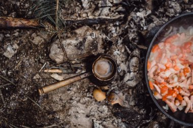 Turk 'de bir kamp gezisinde kazıkta yapılan kahve. Mutfakta kamp yapmak, ormanda ateş yakmak. Kampanyadaki yaşam konsepti.