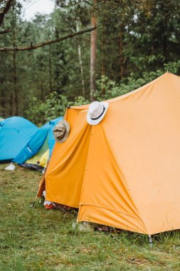 Kamp çadırları. Kamp hayatı konsepti.