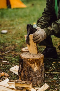 Balta ile odun kesme. Kamp gezisindeki hayat kavramı.