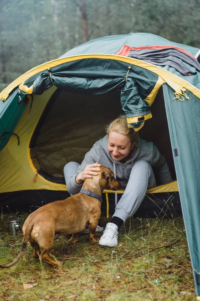 Mladá Žena Psem Výletě Kempování Životní Koncept — Stock fotografie