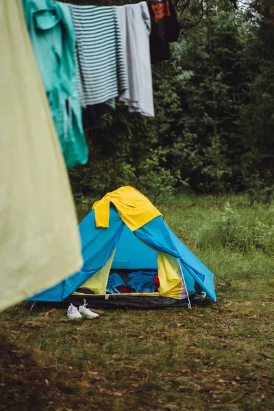 テントを張れ キャンプライフコンセプト — ストック写真