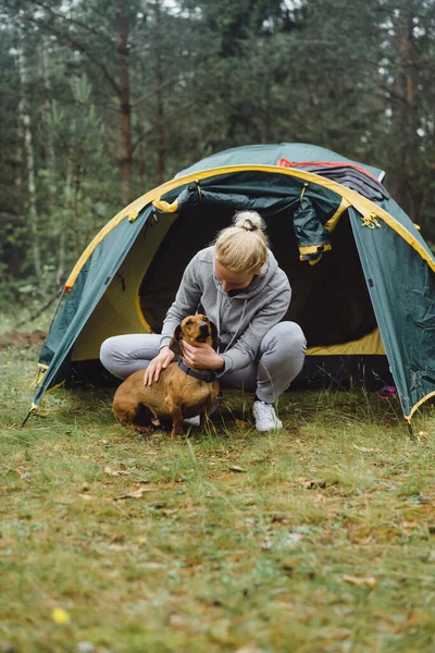 Mladá Žena Psem Výletě Kempování Životní Koncept — Stock fotografie